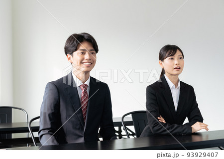 セミナーに参加するビジネスマン 93929407