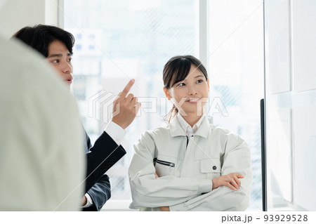 ミーティングをするビジネスマン 93929528