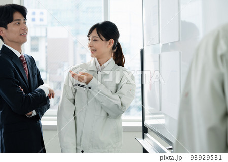 ミーティングをするビジネスマン 93929531