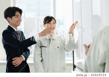 ミーティングをするビジネスマン 93929534