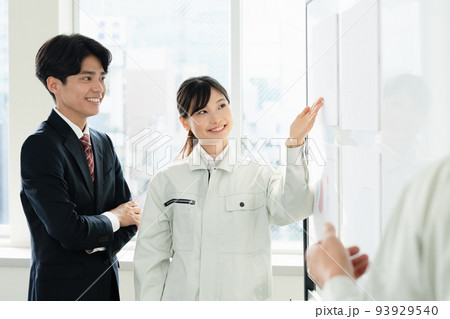 ミーティングをするビジネスマン 93929540