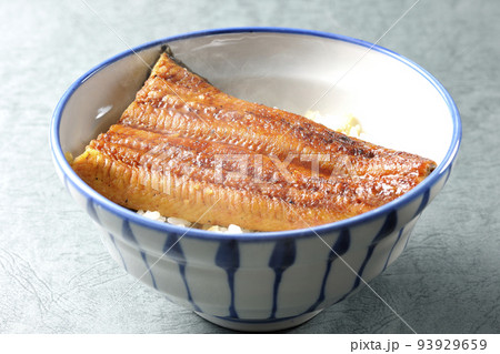 白米の上に鰻の蒲焼きが乗ってるシンプル熱々鰻丼 93929659