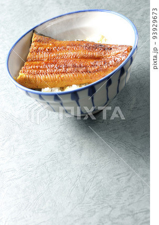 白米の上に鰻の蒲焼きが乗ってるシンプル熱々鰻丼 93929673