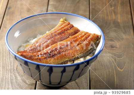 白米の上に鰻の蒲焼きが乗ってるシンプル熱々鰻丼 93929685