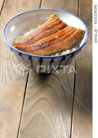 白米の上に鰻の蒲焼きが乗ってるシンプル熱々鰻丼 白米の上に鰻の蒲焼きが乗ってるシンプル熱々鰻丼 93929696