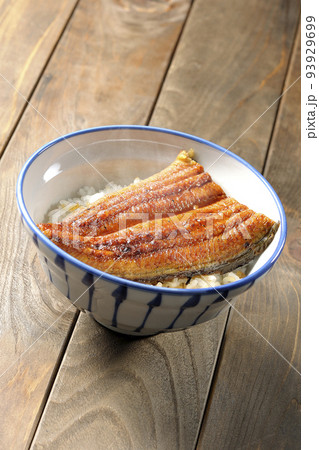 白米の上に鰻の蒲焼きが乗ってるシンプル熱々鰻丼 93929699