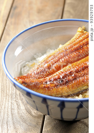 白米の上に鰻の蒲焼きが乗ってるシンプル熱々鰻丼 白米の上に鰻の蒲焼きが乗ってるシンプル熱々鰻丼 93929703