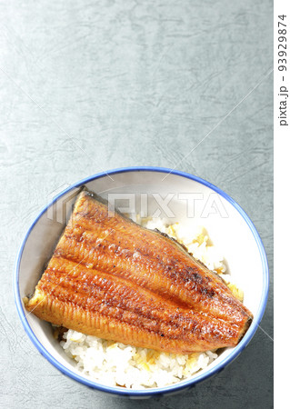 白米の上に鰻の蒲焼きが乗ってるシンプル熱々鰻丼を俯瞰で撮影 白米の上に鰻の蒲焼きが乗ってるシンプル熱々鰻丼を俯瞰で撮影 93929874