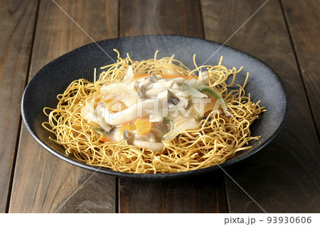 しめじや人参、玉葱などが入っている餡がかかった熱々皿うどん しめじや人参、玉葱などが入っている餡がかかった熱々皿うどん 93930606