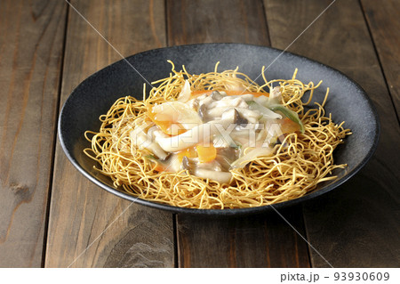 しめじや人参、玉葱などが入っている餡がかかった熱々皿うどん 93930609