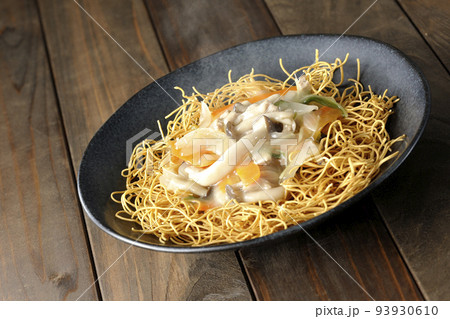 しめじや人参、玉葱などが入っている餡がかかった熱々皿うどん 93930610