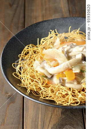 しめじや人参、玉葱などが入っている餡がかかった熱々皿うどん 93930620