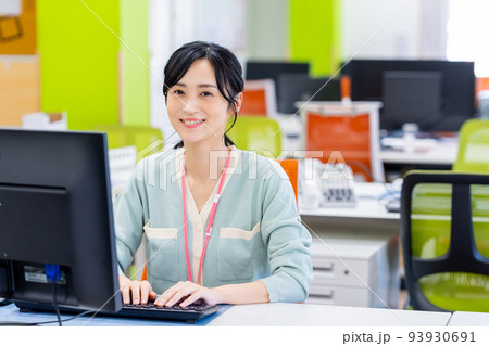 オフィスの若いビジネスウーマン オフィスの若いビジネスウーマン 93930691