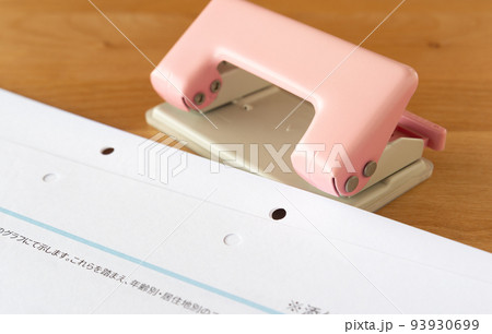 穴あけパンチで穴をあける　パンチ穴 93930699