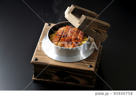 鰻の蒲焼きが入っている熱々の釜飯を黒背景で撮影 鰻の蒲焼きが入っている熱々の釜飯を黒背景で撮影 93930758