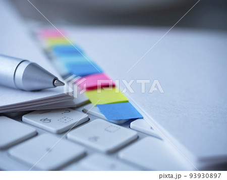 書類、パソコンのビジネスイメージ 書類、パソコンのビジネスイメージ 93930897