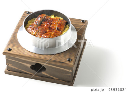 鰻の蒲焼きが入っている熱々釜飯を白背景で撮影 鰻の蒲焼きが入っている熱々釜飯を白背景で撮影 93931024
