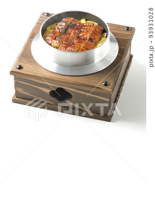 鰻の蒲焼きが入っている熱々釜飯を白背景で撮影 93931028