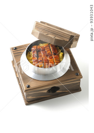 鰻の蒲焼きが入っている熱々釜飯を白背景で撮影 93931043