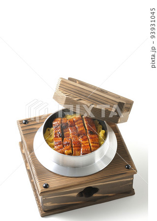 鰻の蒲焼きが入っている熱々釜飯を白背景で撮影 鰻の蒲焼きが入っている熱々釜飯を白背景で撮影 93931045