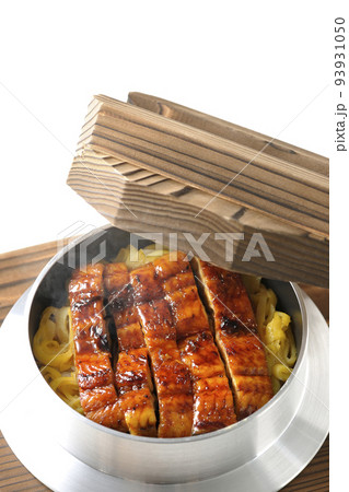 鰻の蒲焼きが入っている熱々釜飯を白背景で撮影 93931050