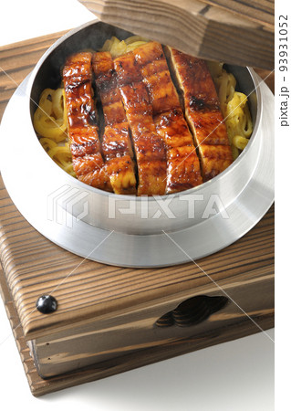 鰻の蒲焼きが入っている熱々釜飯を白背景で撮影 93931052