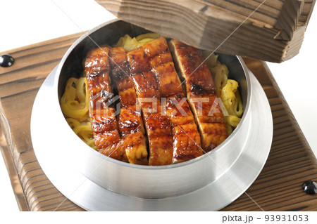 鰻の蒲焼きが入っている熱々釜飯を白背景で撮影 93931053