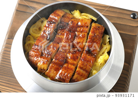 鰻の蒲焼きが入っている熱々の釜飯を白背景で俯瞰撮影 93931171
