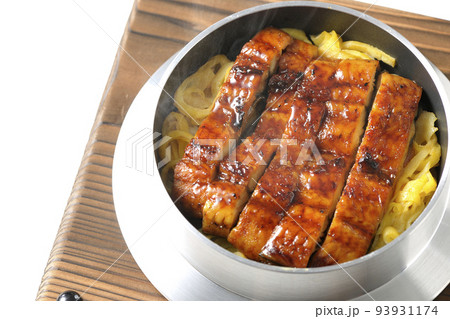 鰻の蒲焼きが入っている熱々の釜飯を白背景で俯瞰撮影 93931174