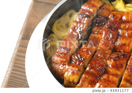 鰻の蒲焼きが入っている熱々の釜飯を白背景で俯瞰撮影 鰻の蒲焼きが入っている熱々の釜飯を白背景で俯瞰撮影 93931177