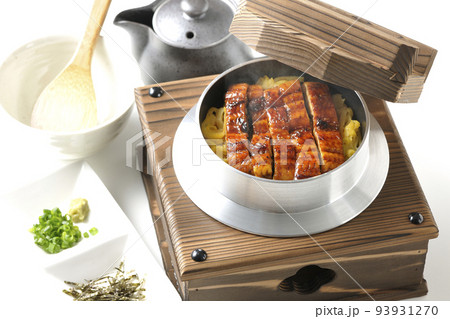 鰻の蒲焼きが入っている熱々釜飯と出汁茶漬けセットを白背景で撮影 鰻の蒲焼きが入っている熱々釜飯と出汁茶漬けセットを白背景で撮影 93931270