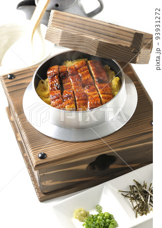 鰻の蒲焼きが入っている熱々釜飯と出汁茶漬けセットを白背景で撮影 93931272