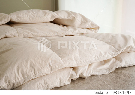 折り畳んだ羽毛布団 93931297