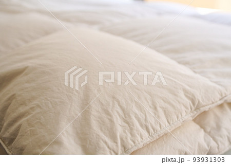 ベッドルームの羽根布団のキルティングのクローズアップ 93931303
