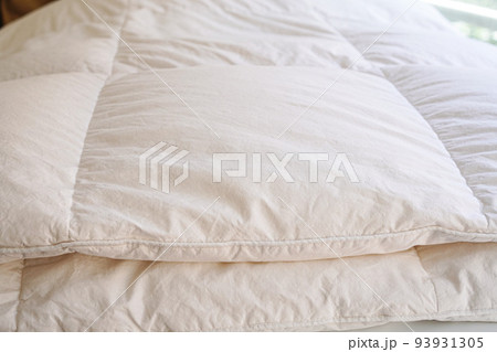 ベッドルームの羽根布団のキルティングのクローズアップ 93931305