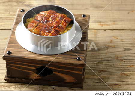 鰻の蒲焼きが入っている熱々釜飯 93931402