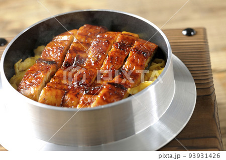 鰻の蒲焼きが入っている熱々釜飯 鰻の蒲焼きが入っている熱々釜飯 93931426