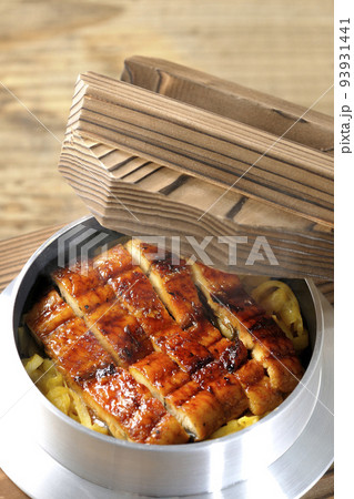 鰻の蒲焼きが入っている熱々釜飯 鰻の蒲焼きが入っている熱々釜飯 93931441