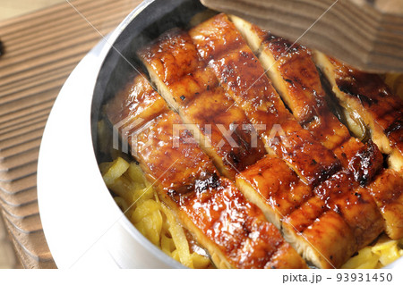 鰻の蒲焼きが入っている熱々釜飯 93931450