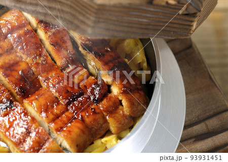 鰻の蒲焼きが入っている熱々釜飯 鰻の蒲焼きが入っている熱々釜飯 93931451