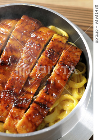 鰻の蒲焼きが入っている熱々釜飯を俯瞰で撮影 93931480