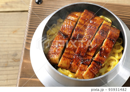 鰻の蒲焼きが入っている熱々釜飯を俯瞰で撮影 93931482