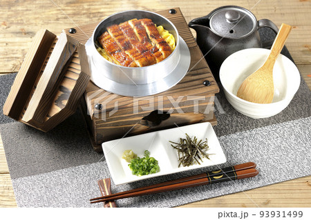 鰻の蒲焼きが入っている熱々釜飯と出汁茶漬けセット 鰻の蒲焼きが入っている熱々釜飯と出汁茶漬けセット 93931499