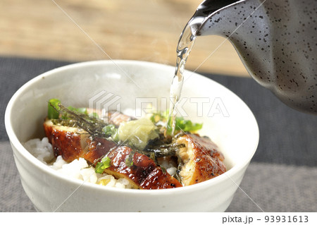 万能ネギ、刻み海苔、ワサビが入った鰻の熱々だし茶漬け 93931613