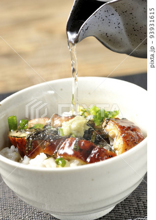 万能ネギ、刻み海苔、ワサビが入った鰻の熱々だし茶漬け 万能ネギ、刻み海苔、ワサビが入った鰻の熱々だし茶漬け 93931615