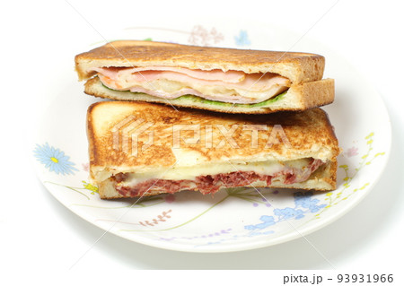 ホットサンド,とろけるチーズとコンビーフ、ハムとポテトサラダのホットサンド 93931966
