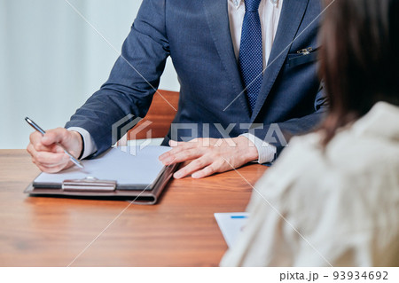 訪問営業をする若い男性 93934692