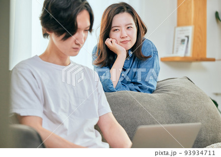 アダルト動画を見ていて妻にバレる若い男性 93934711
