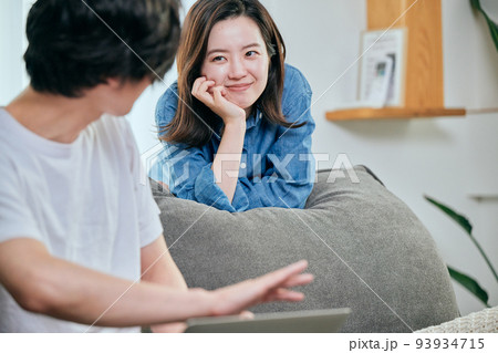 アダルト動画を見ていて妻にバレる若い男性 アダルト動画を見ていて妻にバレる若い男性 93934715