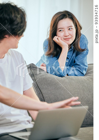アダルト動画を見ていて妻にバレる若い男性 アダルト動画を見ていて妻にバレる若い男性 93934716